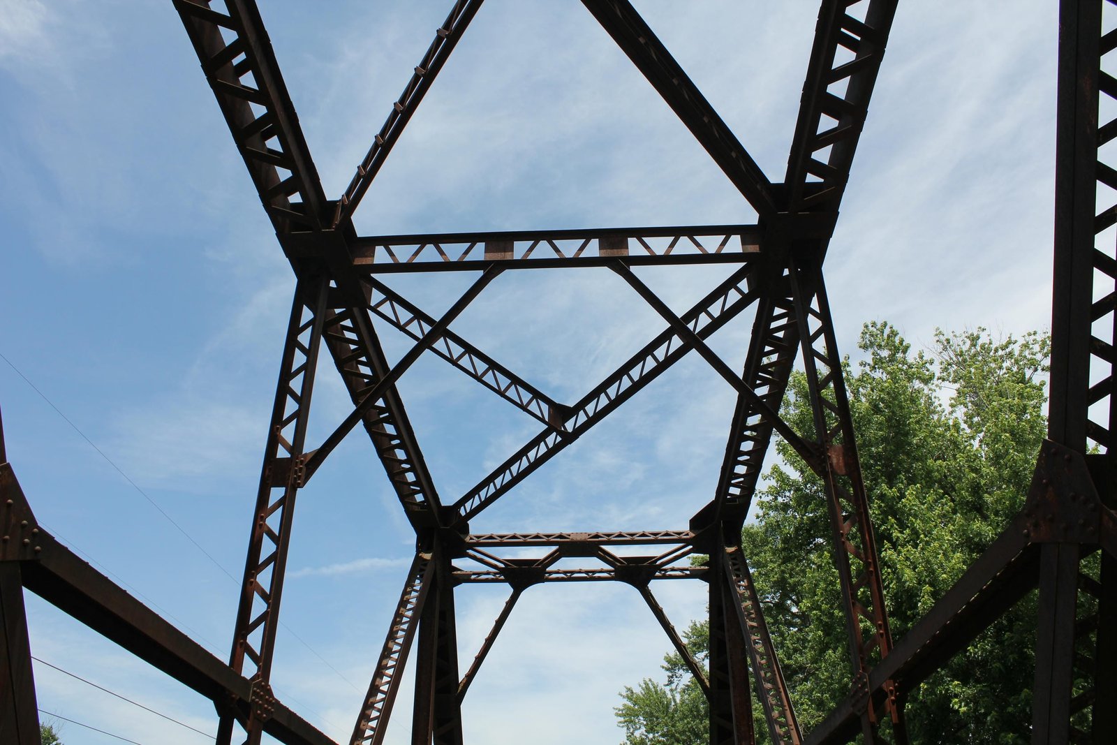 Sway bracing and upper lateral bracing